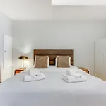 ' Exclusive Riverside Haven In Top-location '