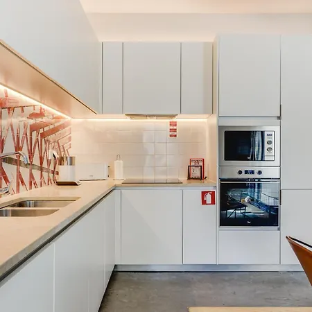 Lejlighed ' Exclusive Riverside Haven In Top-location ' *