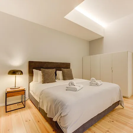 ' Exclusive Riverside Haven In Top-location '