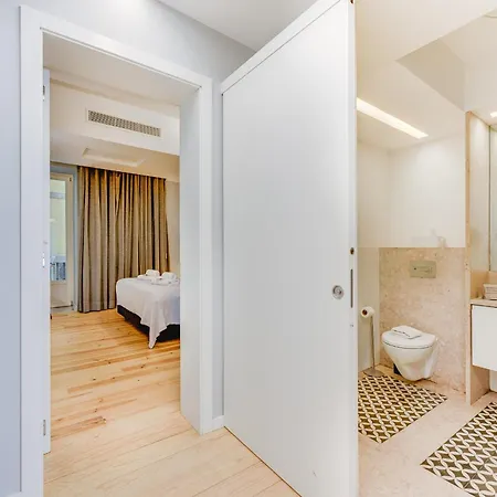 ' Exclusive Riverside Haven In Top-location '