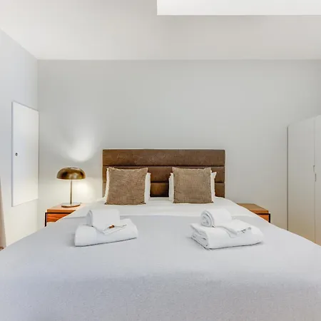 ' Exclusive Riverside Haven In Top-location '